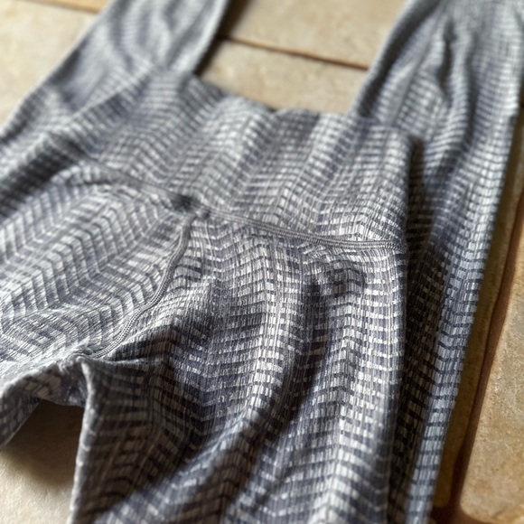 lululemon women’s leggings sizes 2 and 4 - Picture 6 of 12